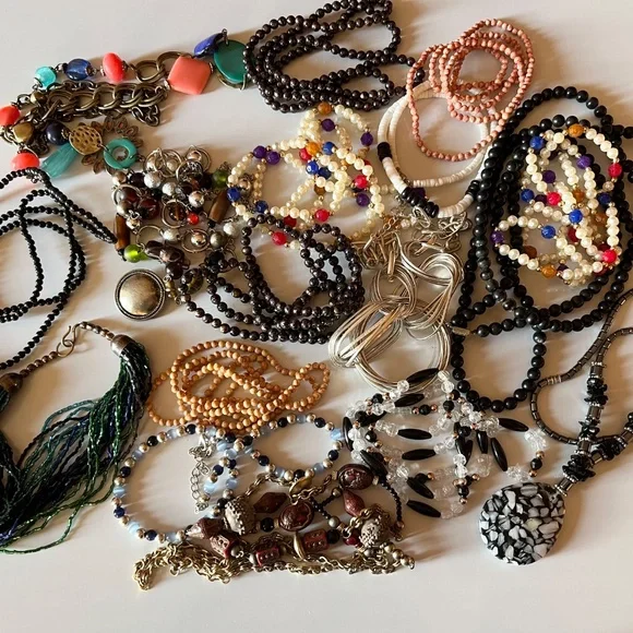 Lot of 17 vintage necklaces - Picture 3 of 3